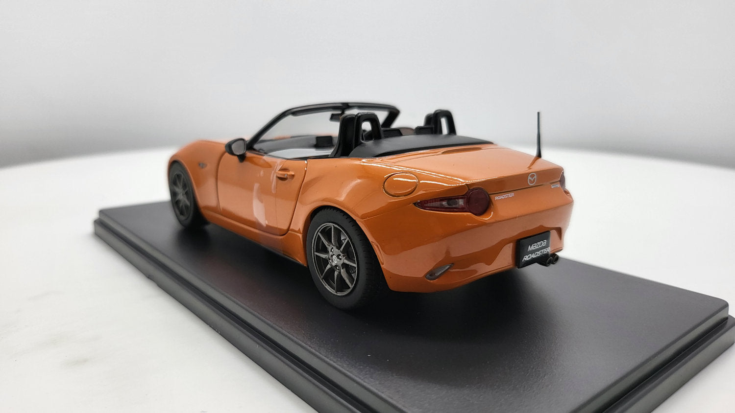 WhiteBox Datsun 240Z Oranje 1969 - Schaal 1:24