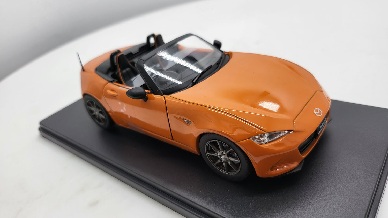 WhiteBox Datsun 240Z Oranje 1969 - Schaal 1:24