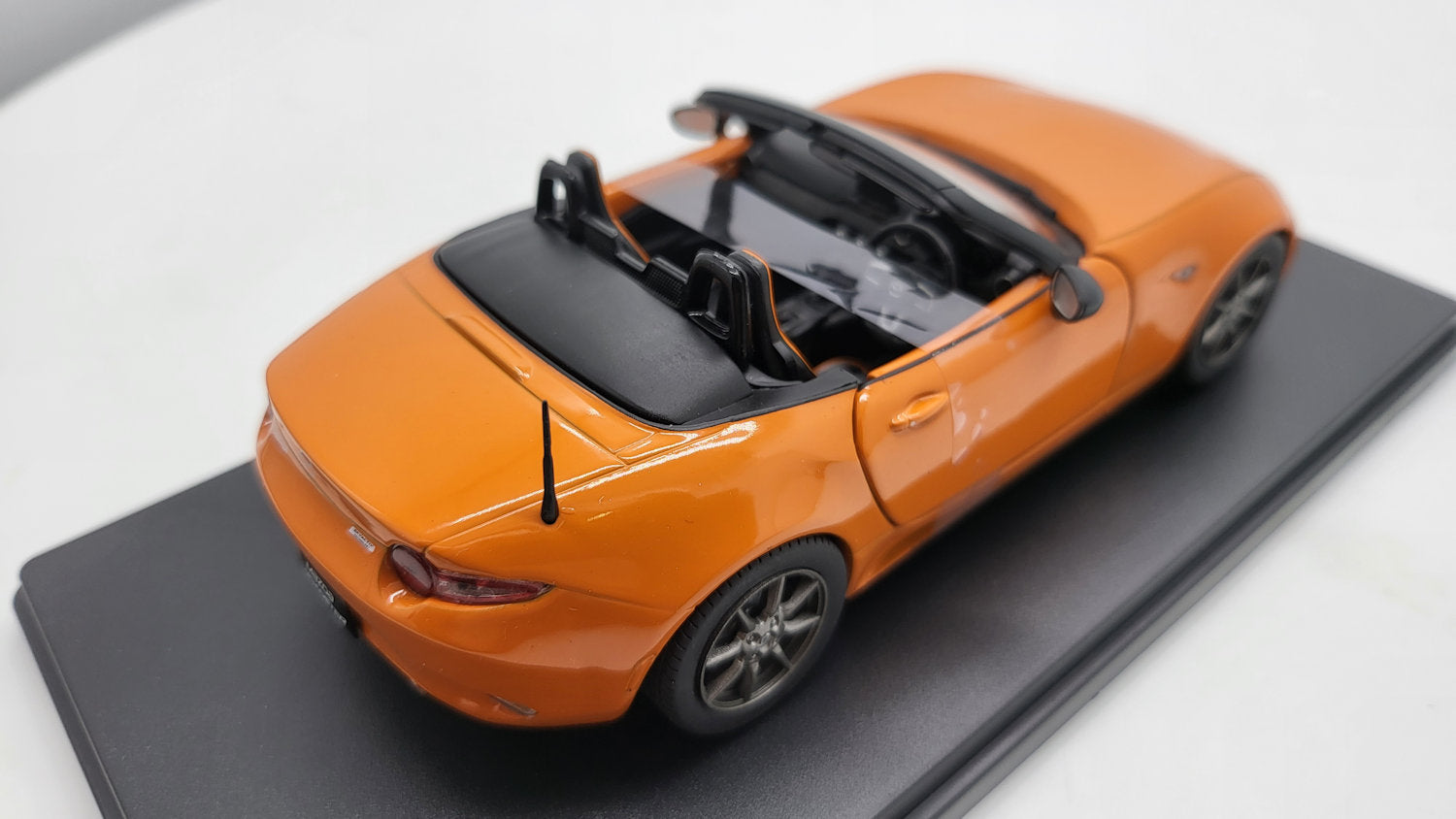 WhiteBox Datsun 240Z Oranje 1969 - Schaal 1:24