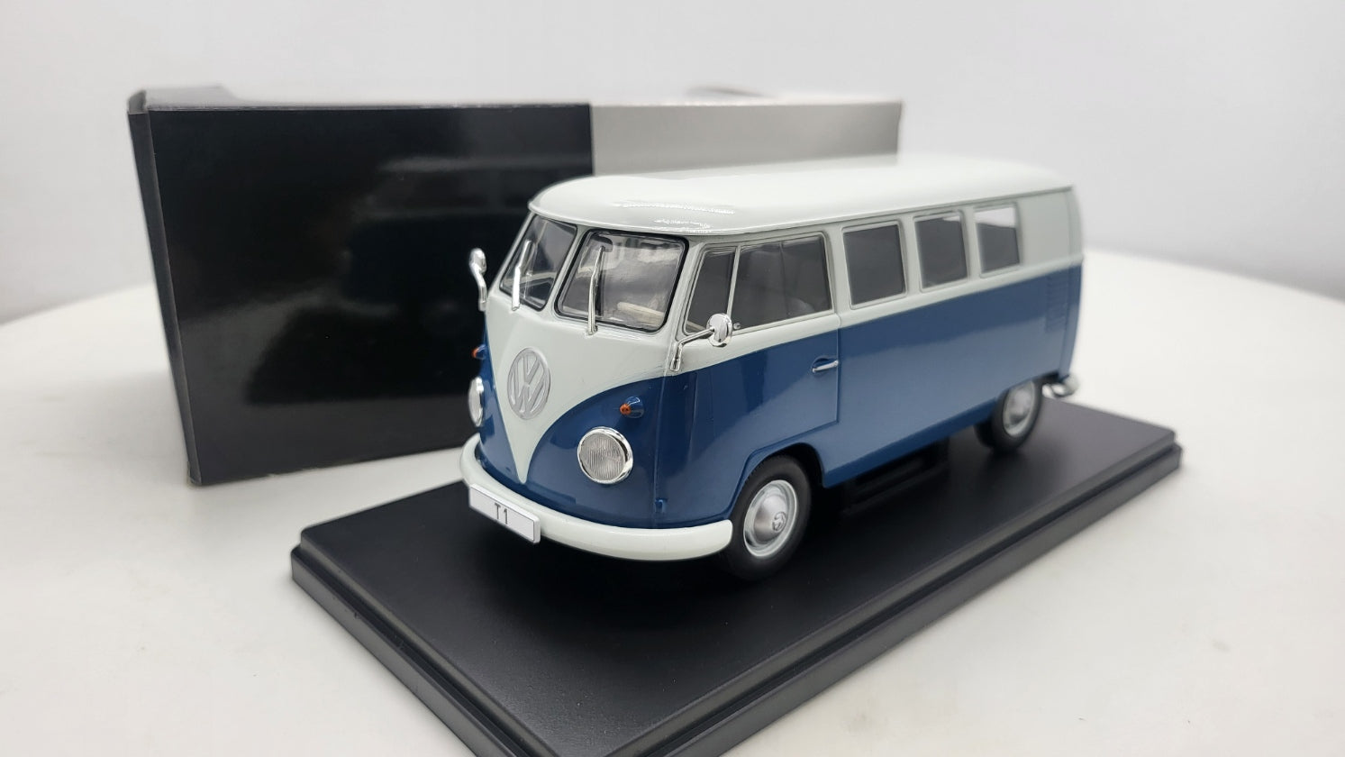 Whitebox Volkswagen T1 Spijlbus Blauw/Wit 1960 - Schaal 1:24