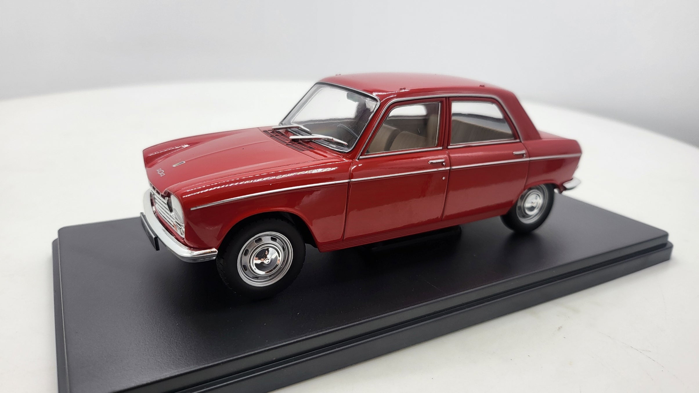 Whitebox Peugeot 204 Rood 1968 - Schaal 1:24