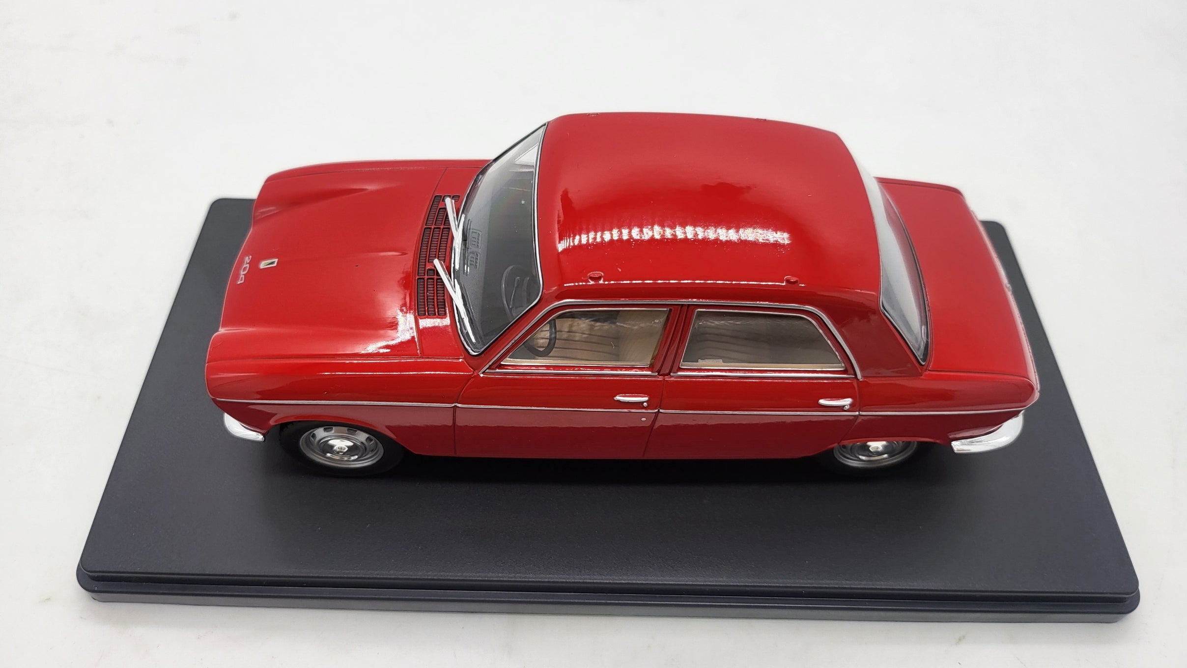 Whitebox Peugeot 204 Rood 1968 - Schaal 1:24
