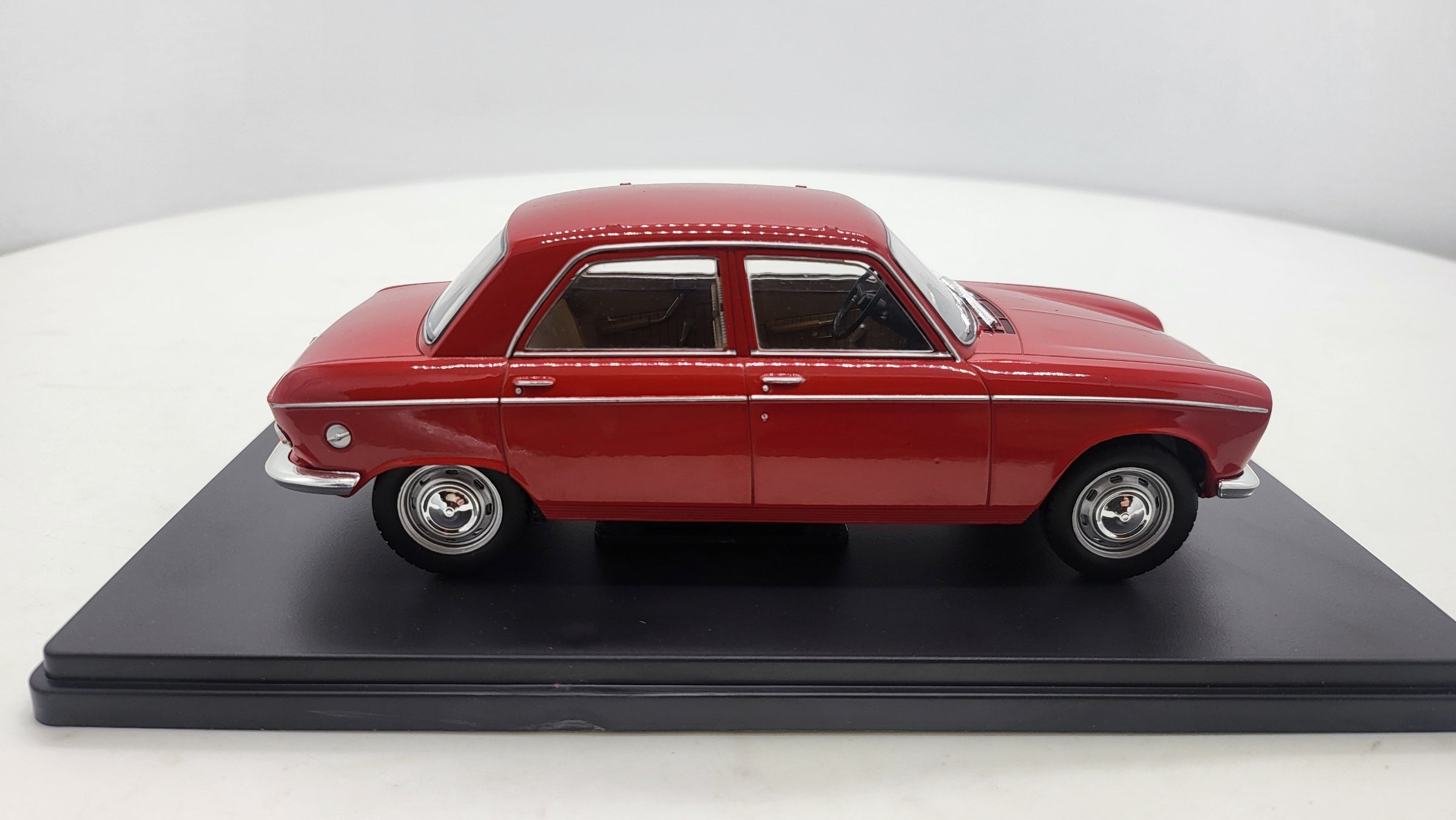 Whitebox Peugeot 204 Rood 1968 - Schaal 1:24