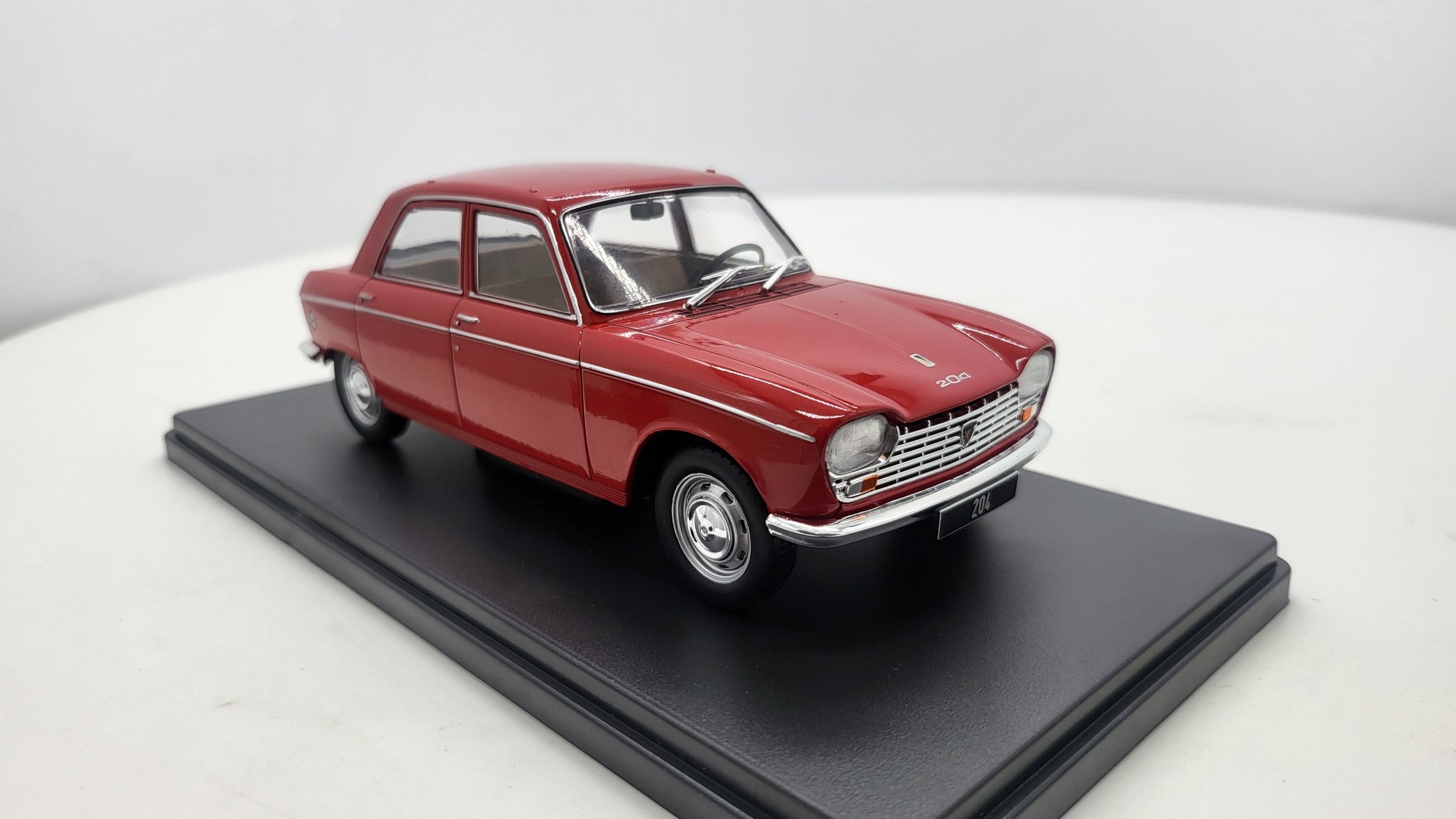 Whitebox Peugeot 204 Rood 1968 - Schaal 1:24