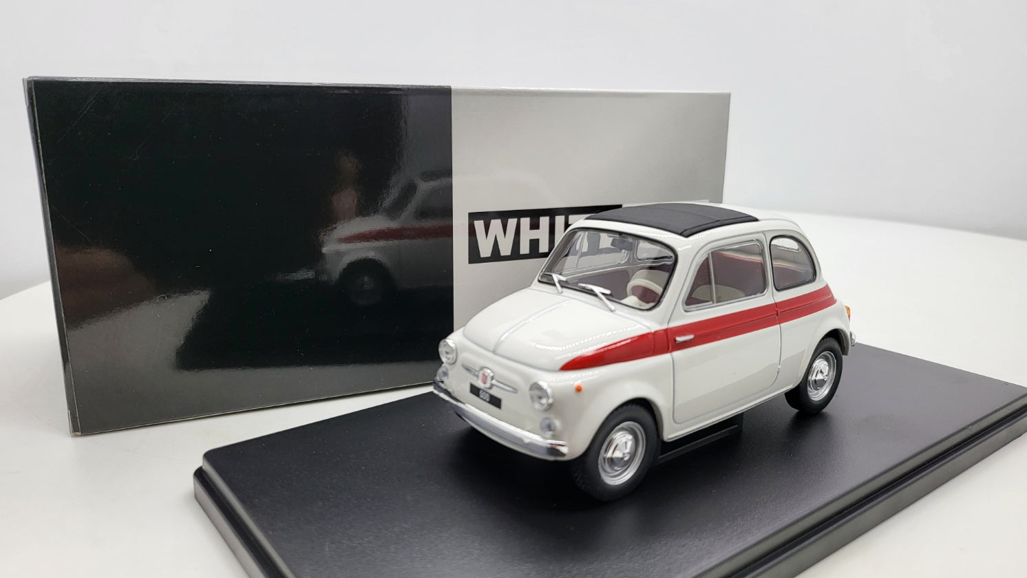 Whitebox Fiat 500 Wit/Rood 1960 - Schaal 1:24