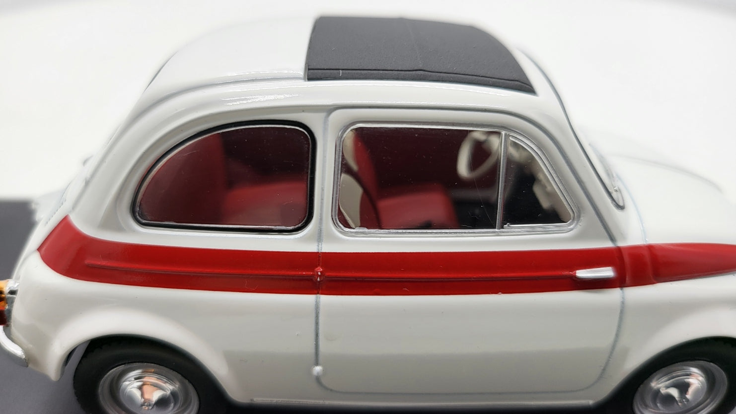 Whitebox Fiat 500 Wit/Rood 1960 - Schaal 1:24