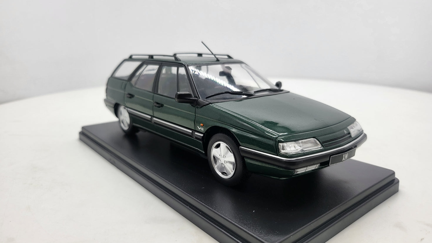 Whitebox Citroën XM Break Donkergroen 1991 - Schaal 1:24