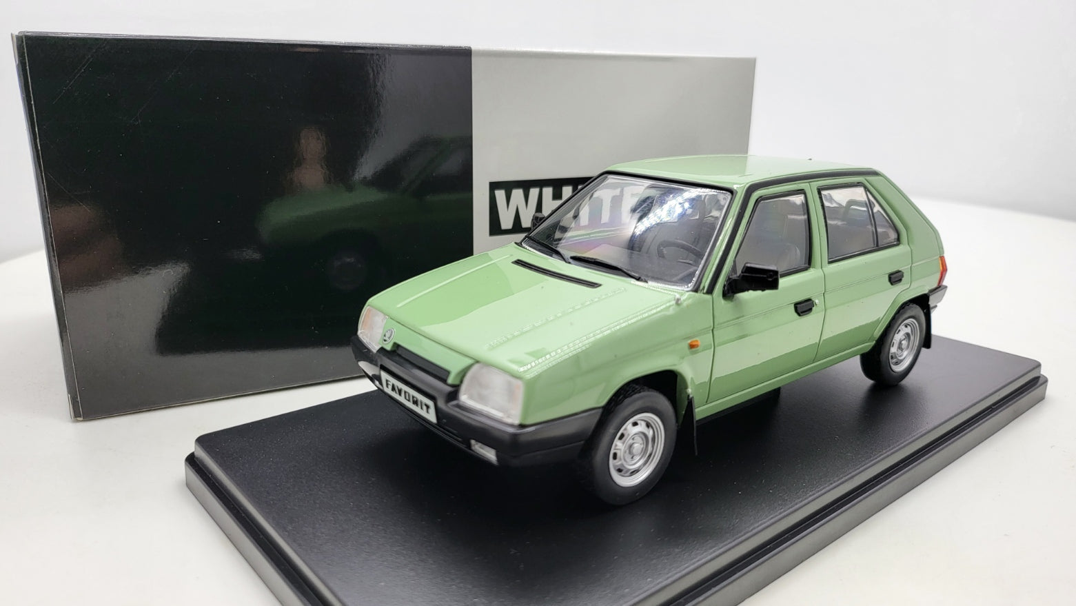 Whitebox Skoda Favorit Lichtgroen 1987 - Schaal 1:24