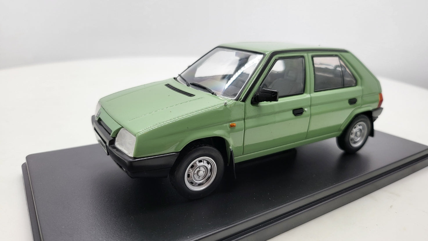 Whitebox Skoda Favorit Lichtgroen 1987 - Schaal 1:24