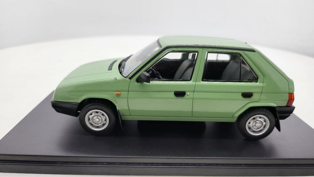 Whitebox Skoda Favorit Lichtgroen 1987 - Schaal 1:24