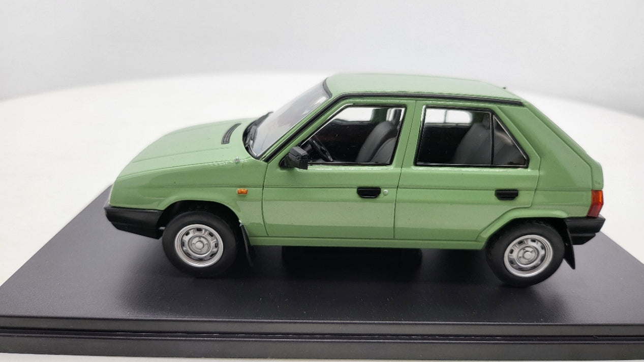 Whitebox Skoda Favorit Lichtgroen 1987 - Schaal 1:24
