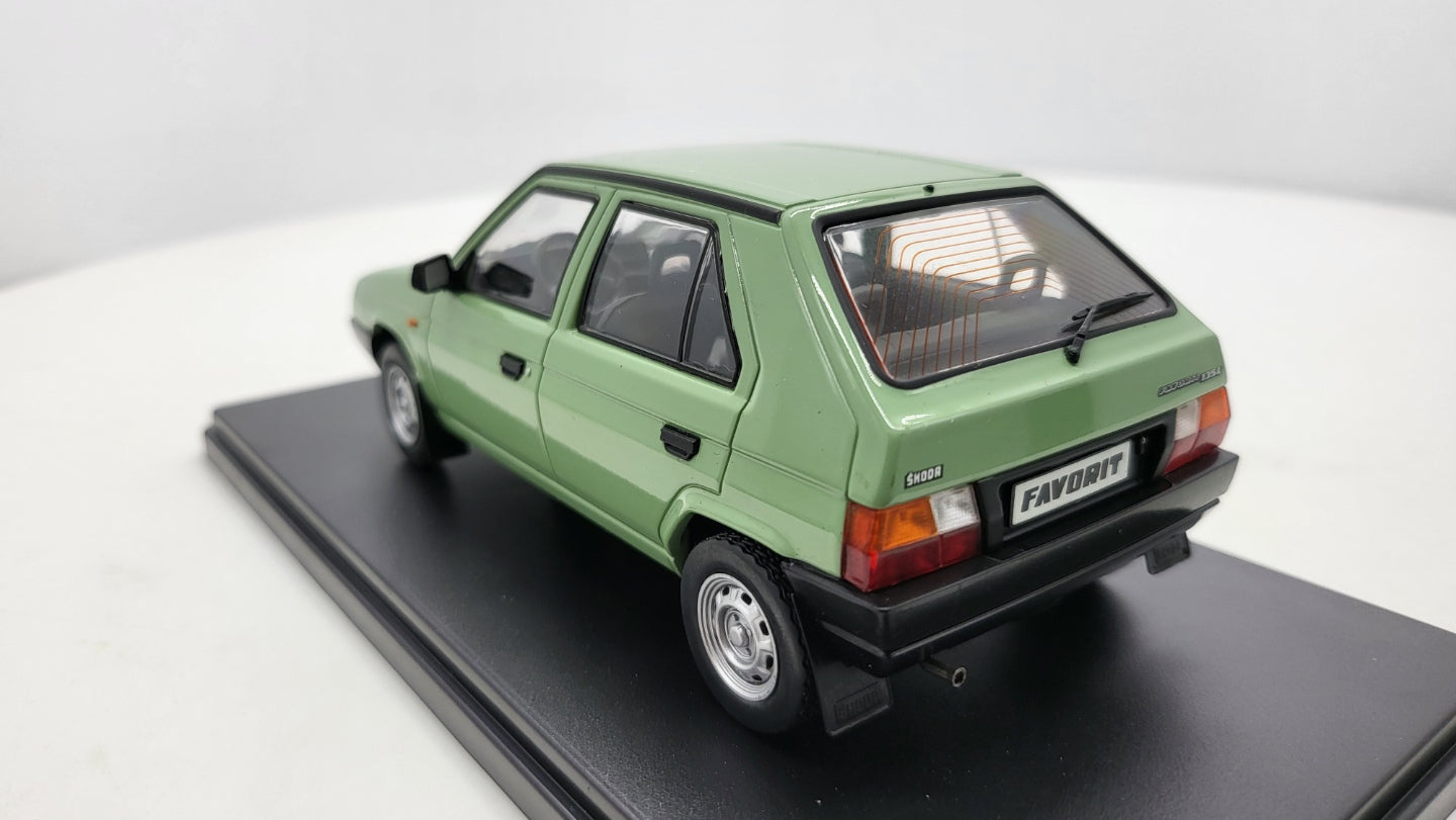 Whitebox Skoda Favorit Lichtgroen 1987 - Schaal 1:24