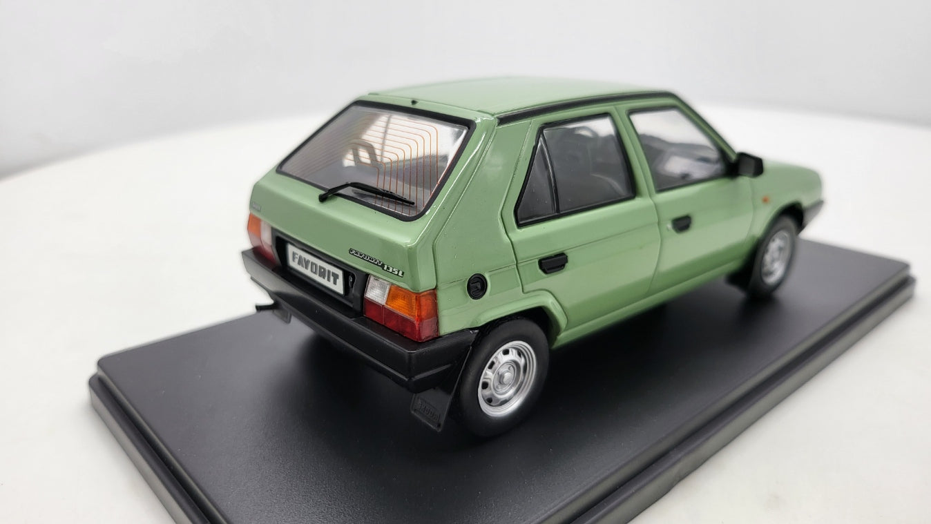 Whitebox Skoda Favorit Lichtgroen 1987 - Schaal 1:24