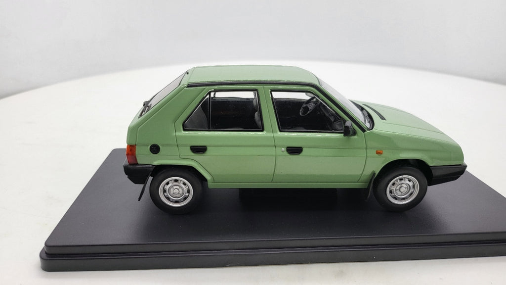 Whitebox Skoda Favorit Lichtgroen 1987 - Schaal 1:24