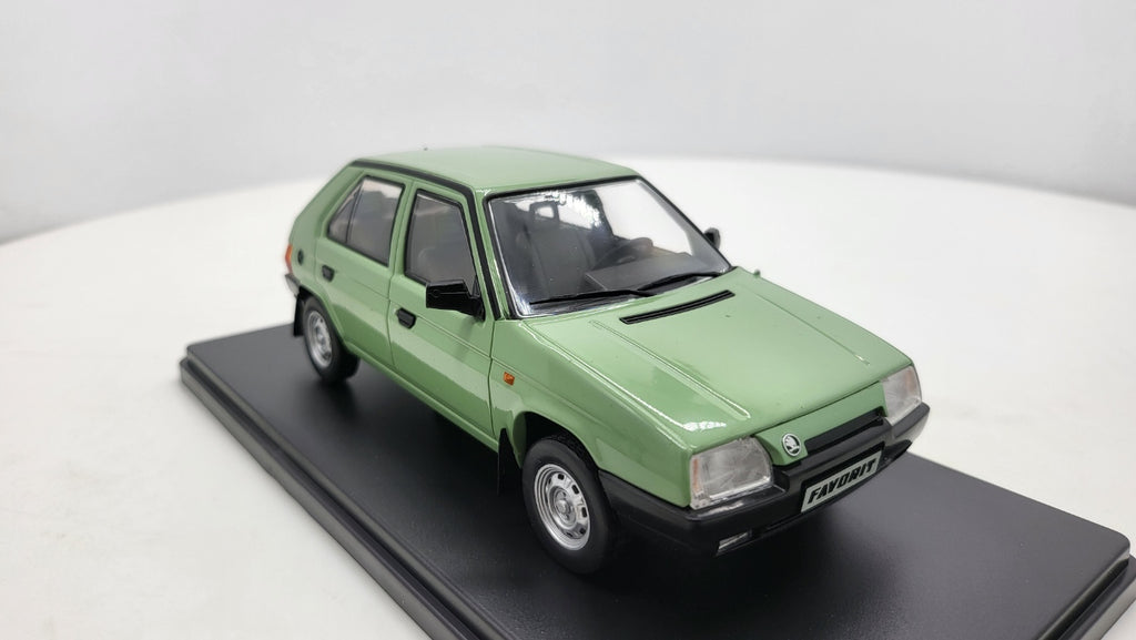 Whitebox Skoda Favorit Lichtgroen 1987 - Schaal 1:24