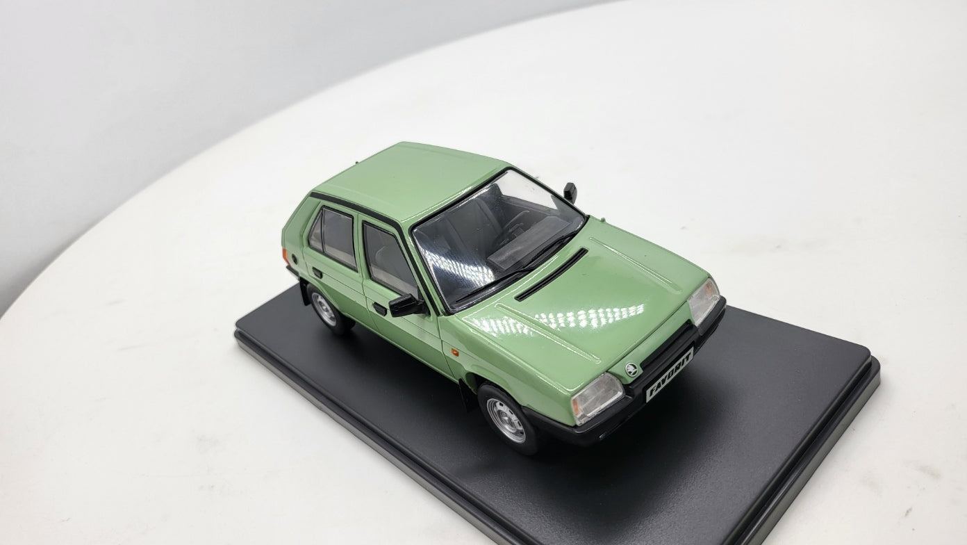 Whitebox Skoda Favorit Lichtgroen 1987 - Schaal 1:24