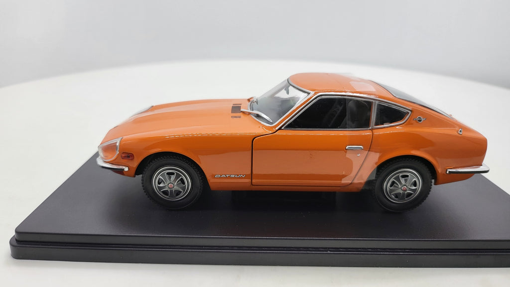 Datsun 240 Z Oranje 1969 - WhiteBox 1:24