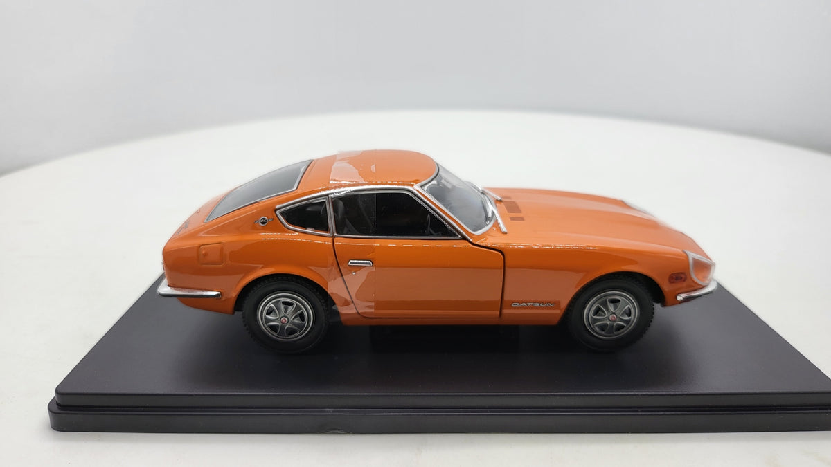 Datsun 240 Z Oranje 1969 - WhiteBox 1:24