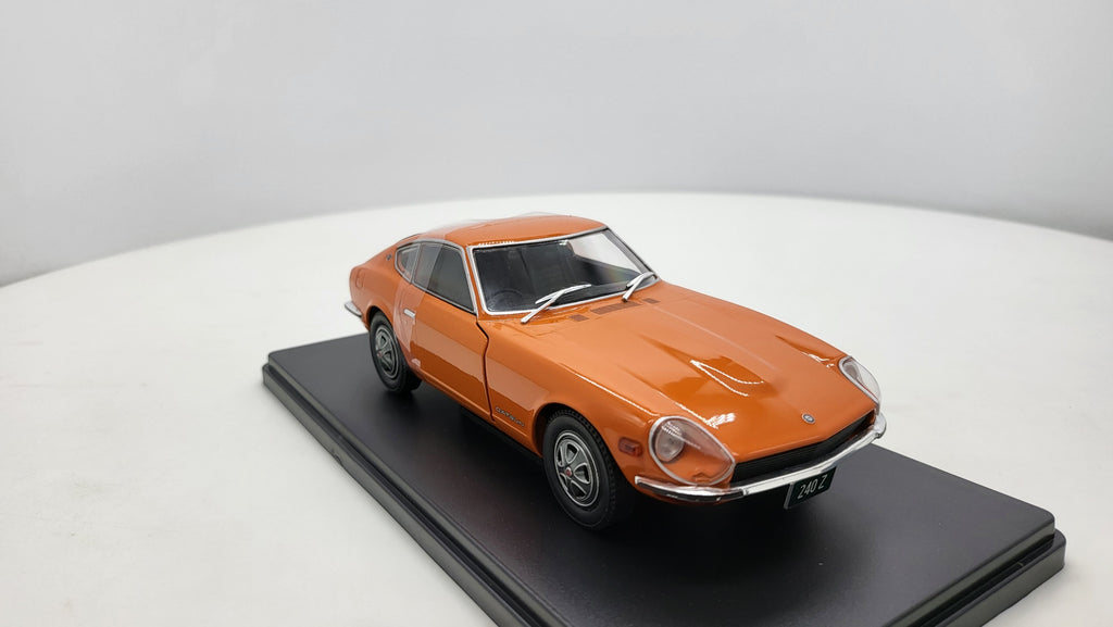 Datsun 240 Z Oranje 1969 - WhiteBox 1:24