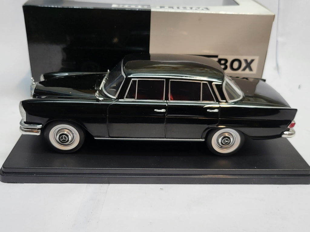 WhiteBox Mercedes-Benz 220 (W111) Sedan Zwart - Schaal 1:24