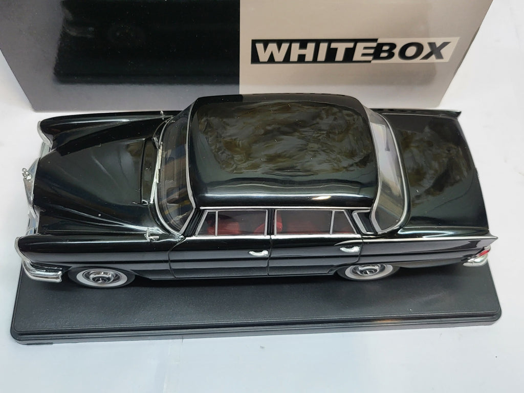 WhiteBox Mercedes-Benz 220 (W111) Sedan Zwart - Schaal 1:24