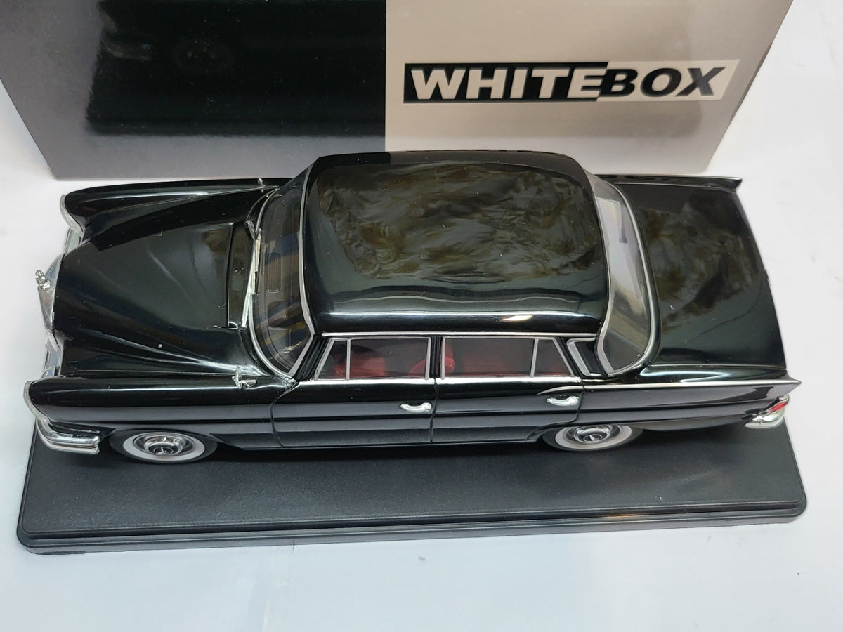 WhiteBox Mercedes-Benz 220 (W111) Sedan Zwart - Schaal 1:24