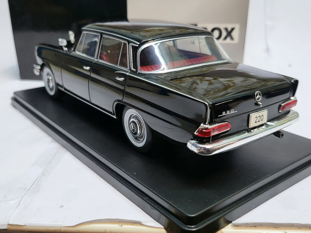 WhiteBox Mercedes-Benz 220 (W111) Sedan Zwart - Schaal 1:24