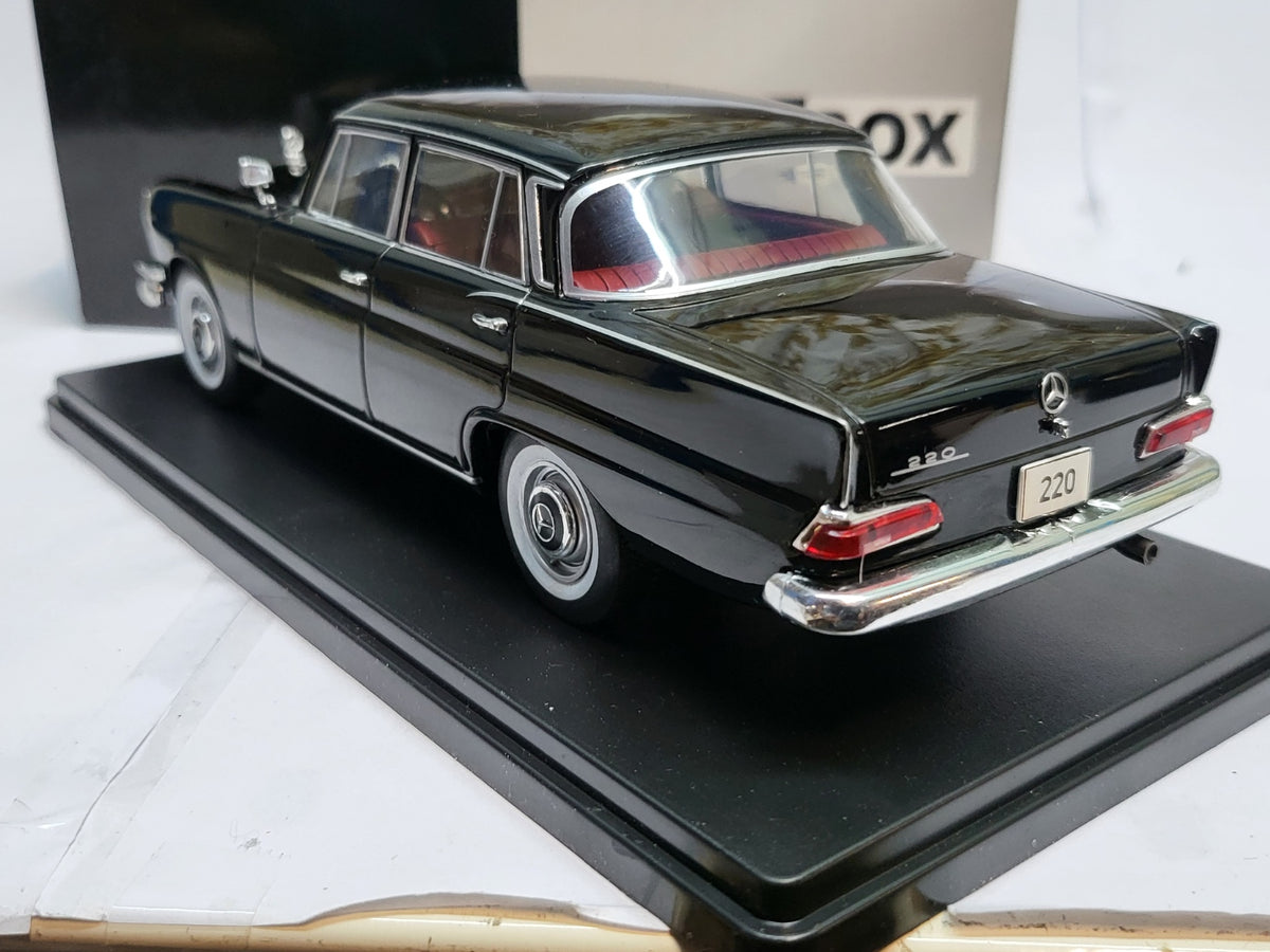 WhiteBox Mercedes-Benz 220 (W111) Sedan Zwart - Schaal 1:24