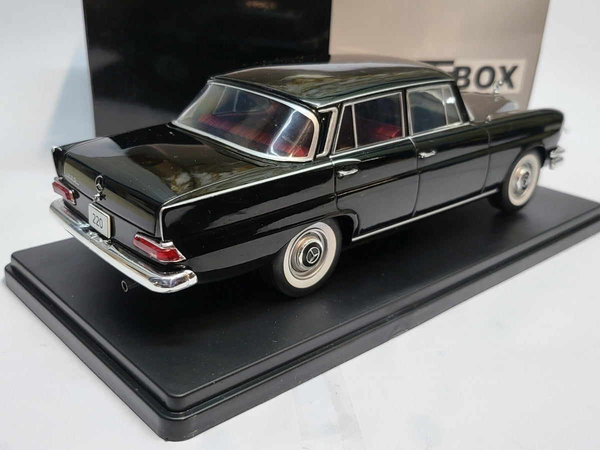 WhiteBox Mercedes-Benz 220 (W111) Sedan Zwart - Schaal 1:24