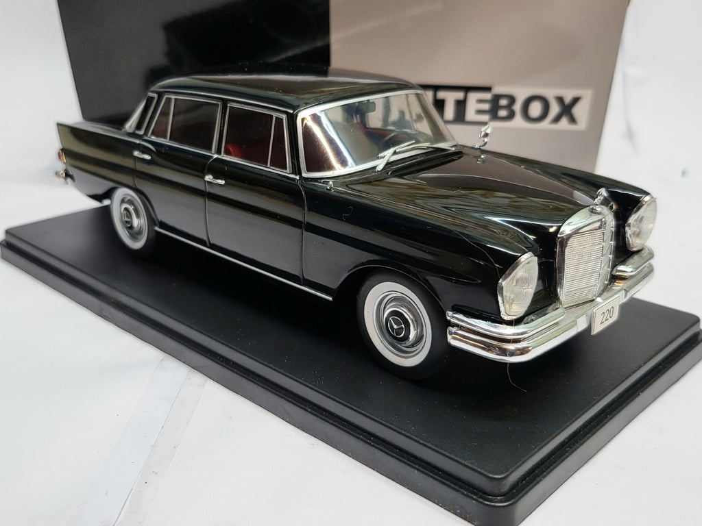 WhiteBox Mercedes-Benz 220 (W111) Sedan Zwart - Schaal 1:24