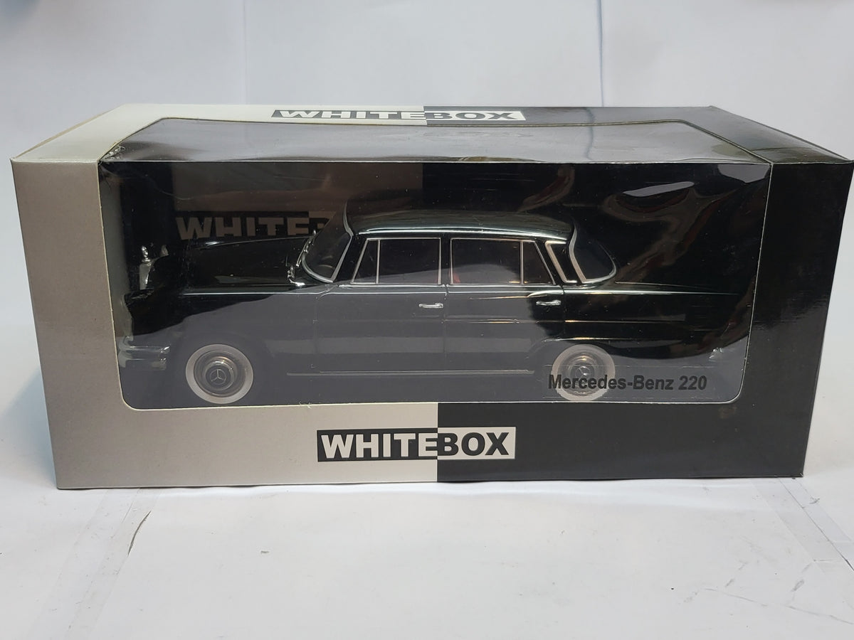 WhiteBox Mercedes-Benz 220 (W111) Sedan Zwart - Schaal 1:24