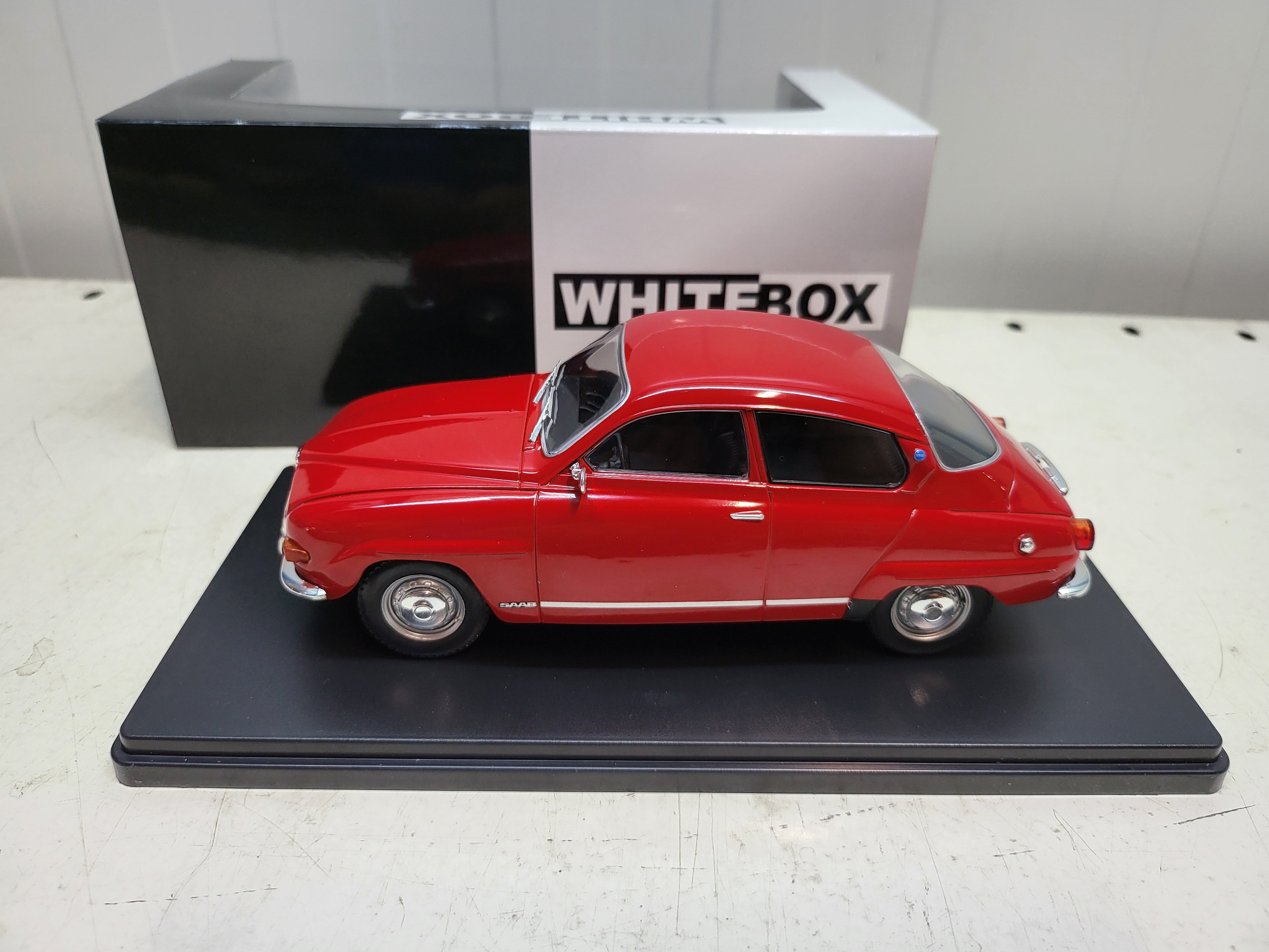 WhiteBox: Saab 96 V4 Rood (1970) - Schaal 1:24