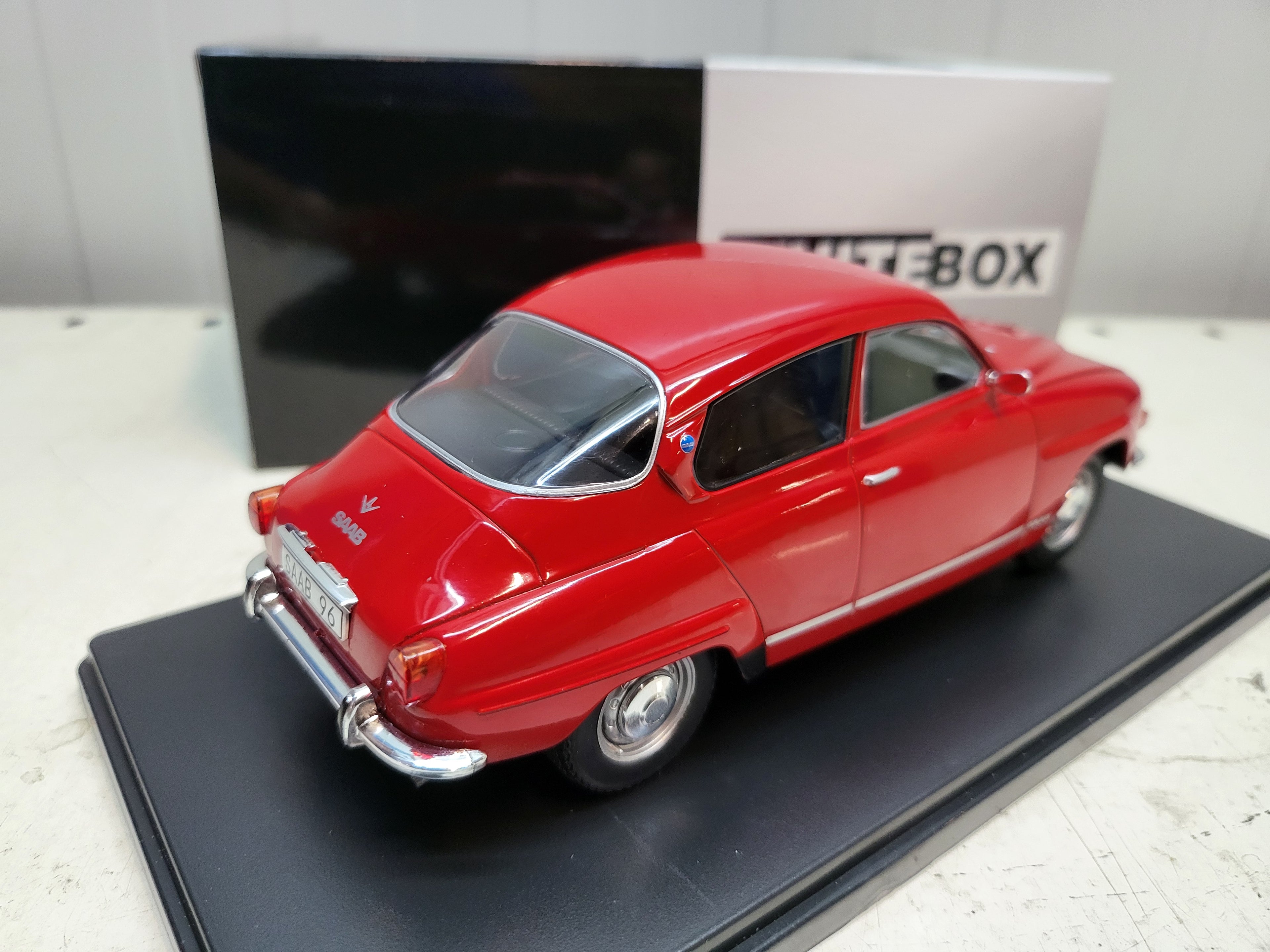 WhiteBox: Saab 96 V4 Rood (1970) - Schaal 1:24