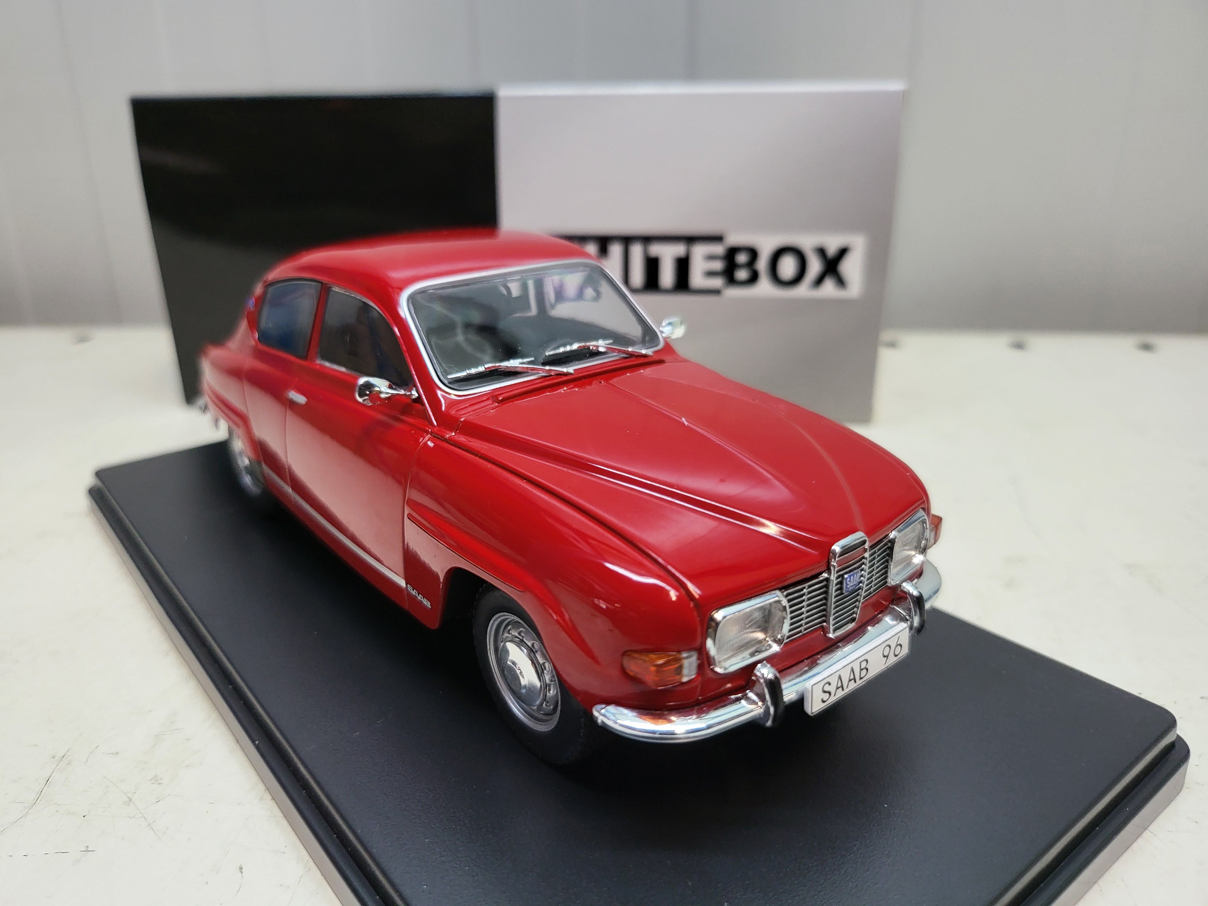 WhiteBox: Saab 96 V4 Rood (1970) - Schaal 1:24