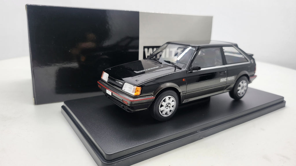 Whitebox Mazda 323 4WD Turbo Zwart/Donkergrijs 1989 - Schaal 1:24