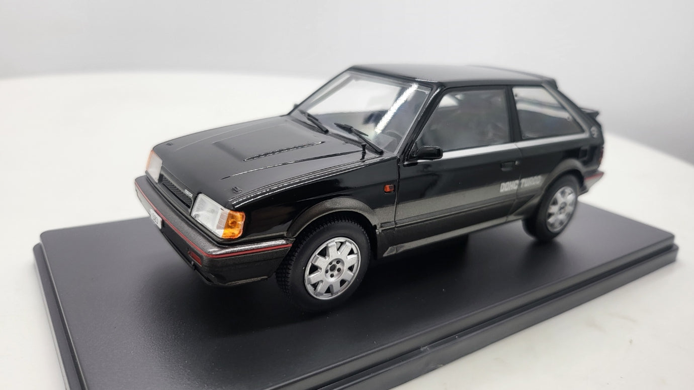 Whitebox Mazda 323 4WD Turbo Zwart/Donkergrijs 1989 - Schaal 1:24