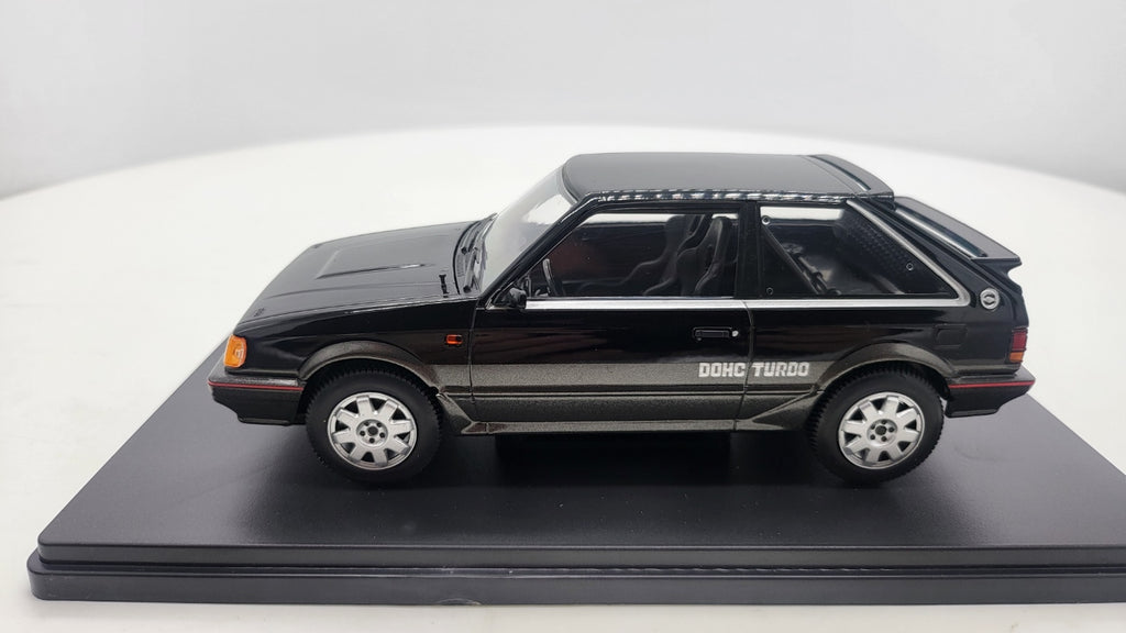 Whitebox Mazda 323 4WD Turbo Zwart/Donkergrijs 1989 - Schaal 1:24