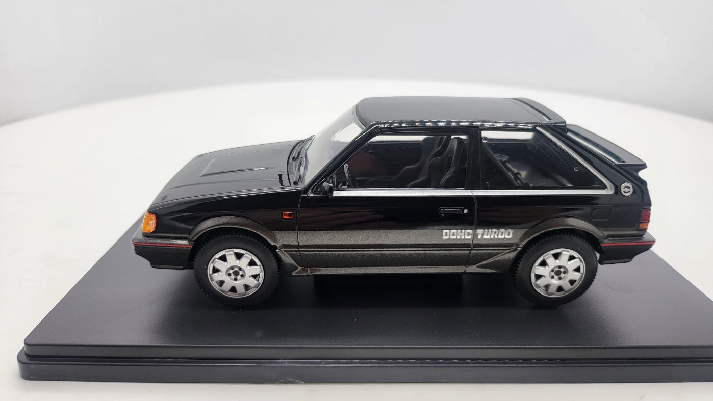 Whitebox Mazda 323 4WD Turbo Zwart/Donkergrijs 1989 - Schaal 1:24