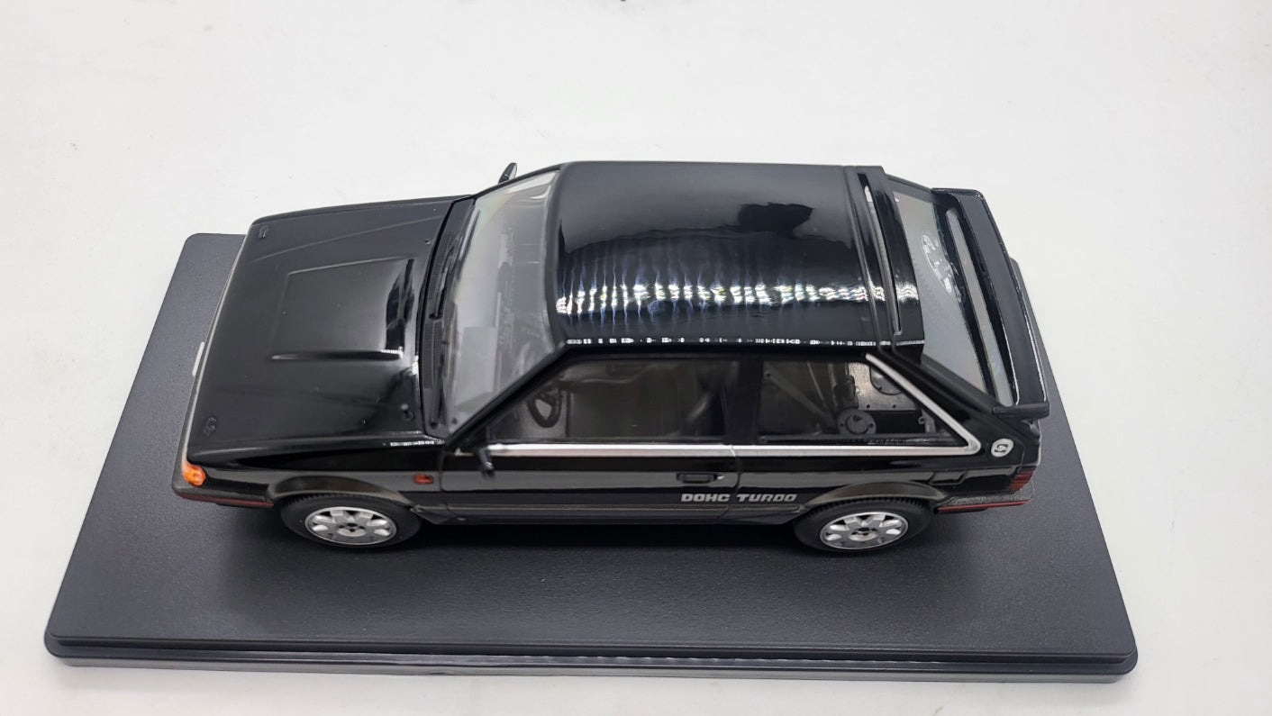 Whitebox Mazda 323 4WD Turbo Zwart/Donkergrijs 1989 - Schaal 1:24
