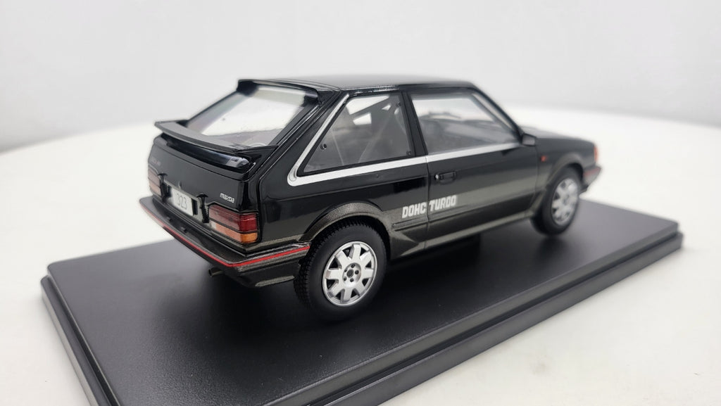 Whitebox Mazda 323 4WD Turbo Zwart/Donkergrijs 1989 - Schaal 1:24