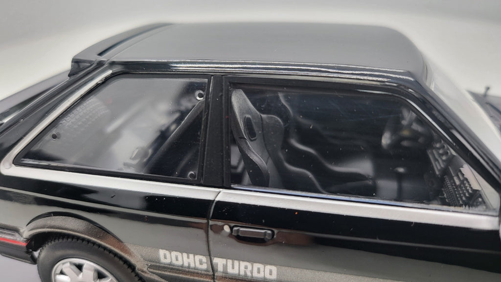 Whitebox Mazda 323 4WD Turbo Zwart/Donkergrijs 1989 - Schaal 1:24