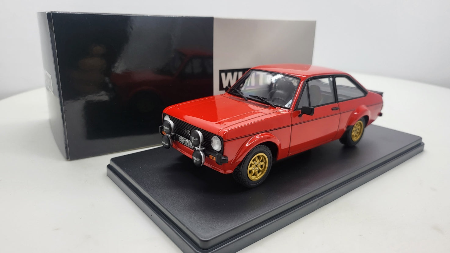 Whitebox Ford Escort MK II RS 2000 Rood 1977 - Schaal 1:24