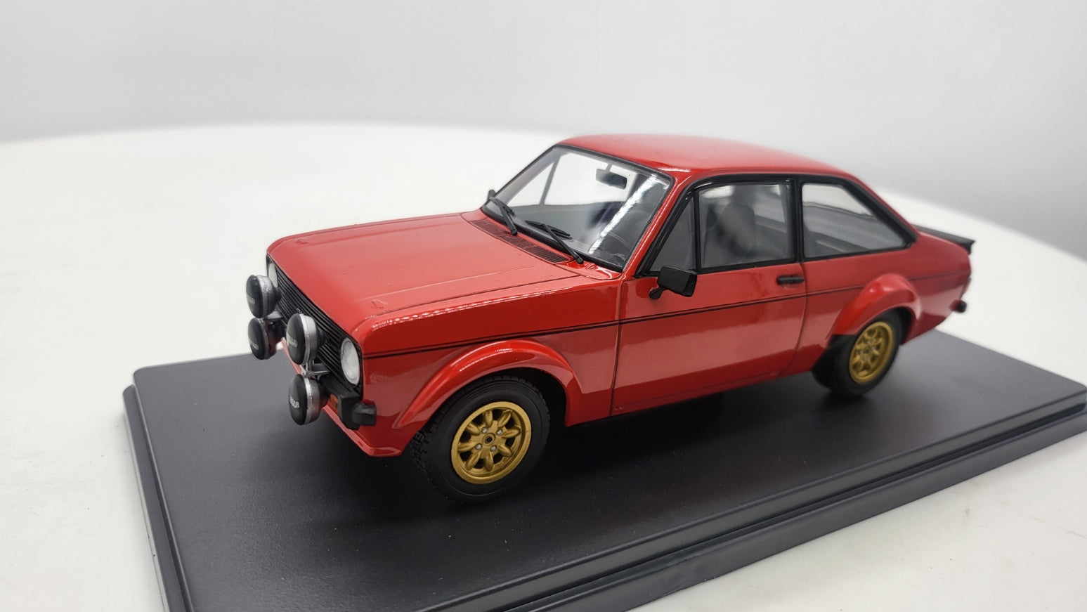 Whitebox Ford Escort MK II RS 2000 Rood 1977 - Schaal 1:24