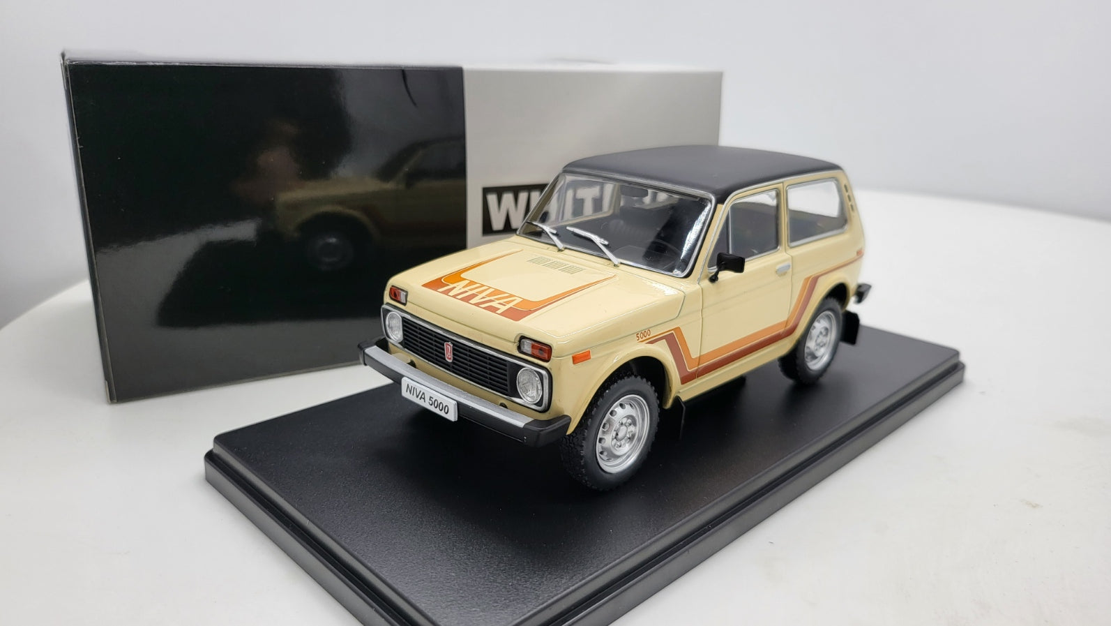 WhiteBox Lada Niva 5000 Beige 1980 - Schaal 1:24
