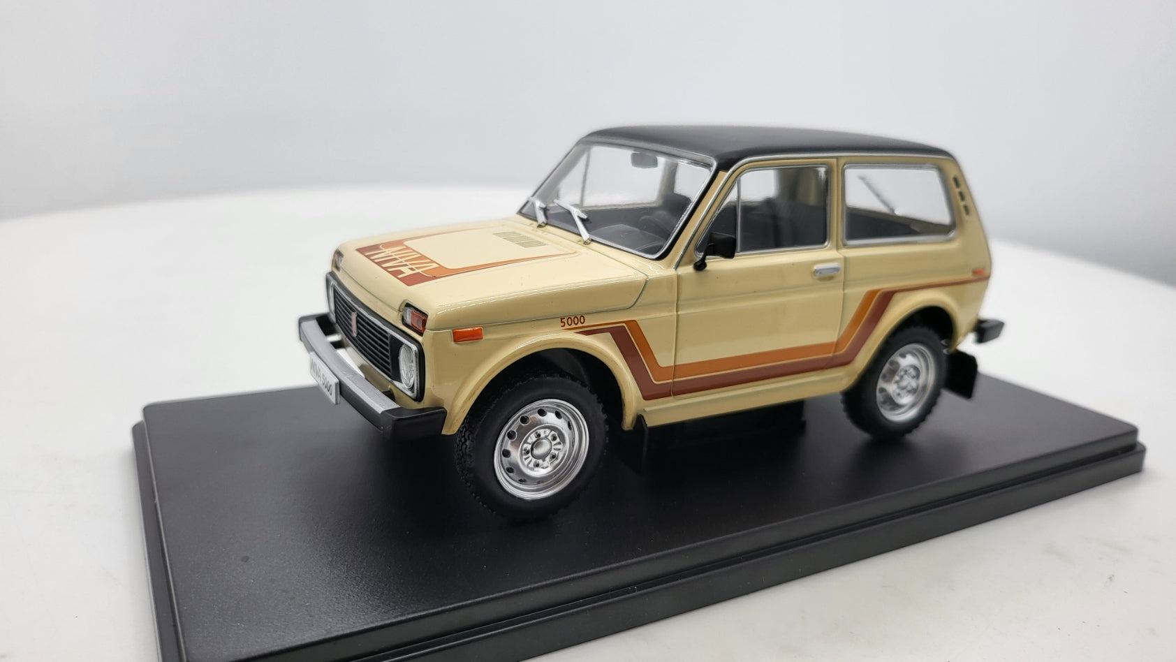 WhiteBox Lada Niva 5000 Beige 1980 - Schaal 1:24