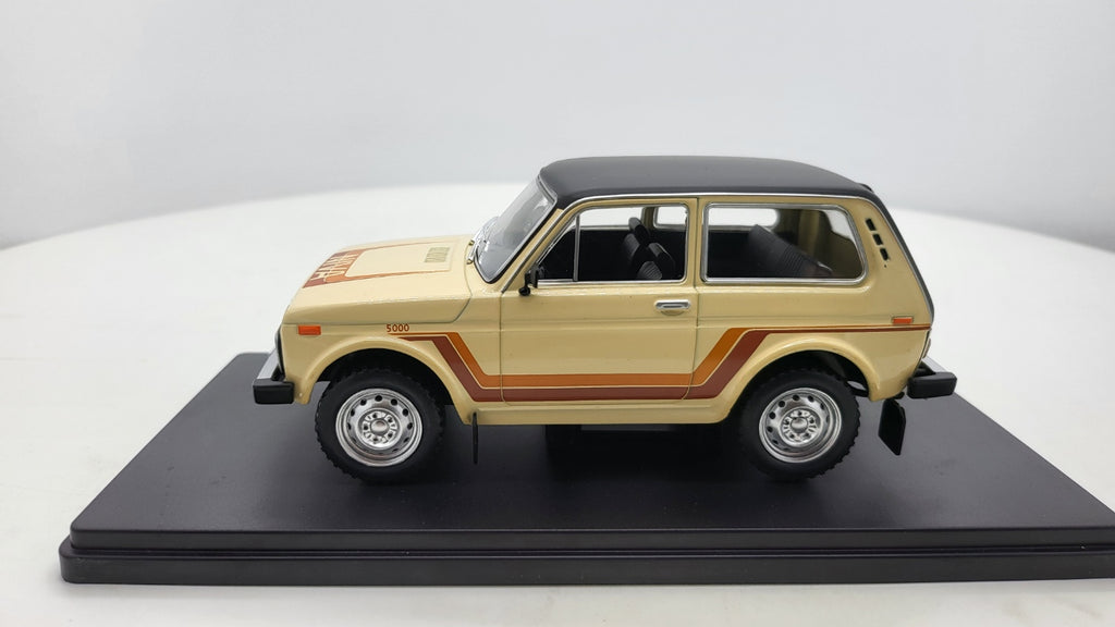 WhiteBox Lada Niva 5000 Beige 1980 - Schaal 1:24