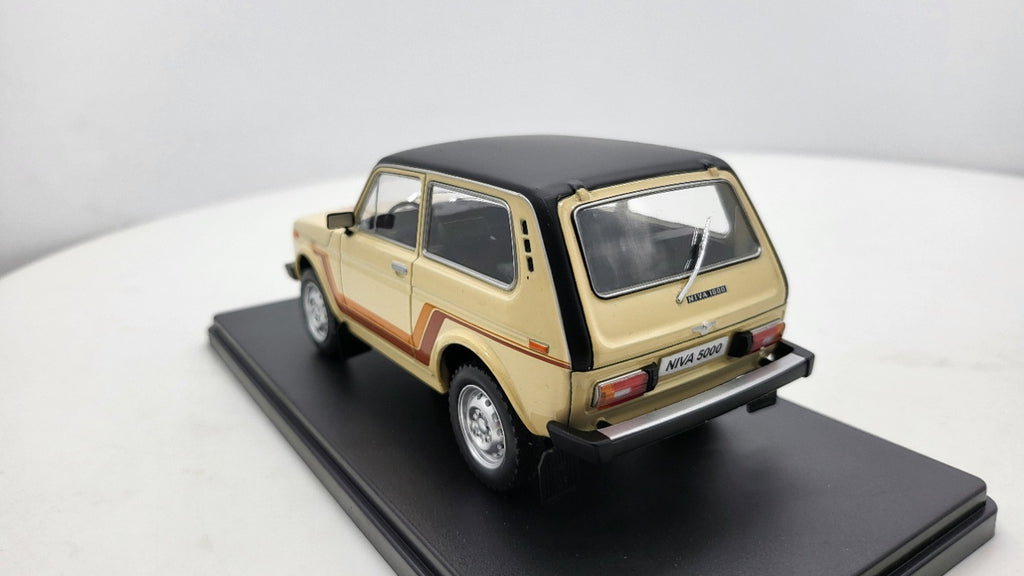 WhiteBox Lada Niva 5000 Beige 1980 - Schaal 1:24