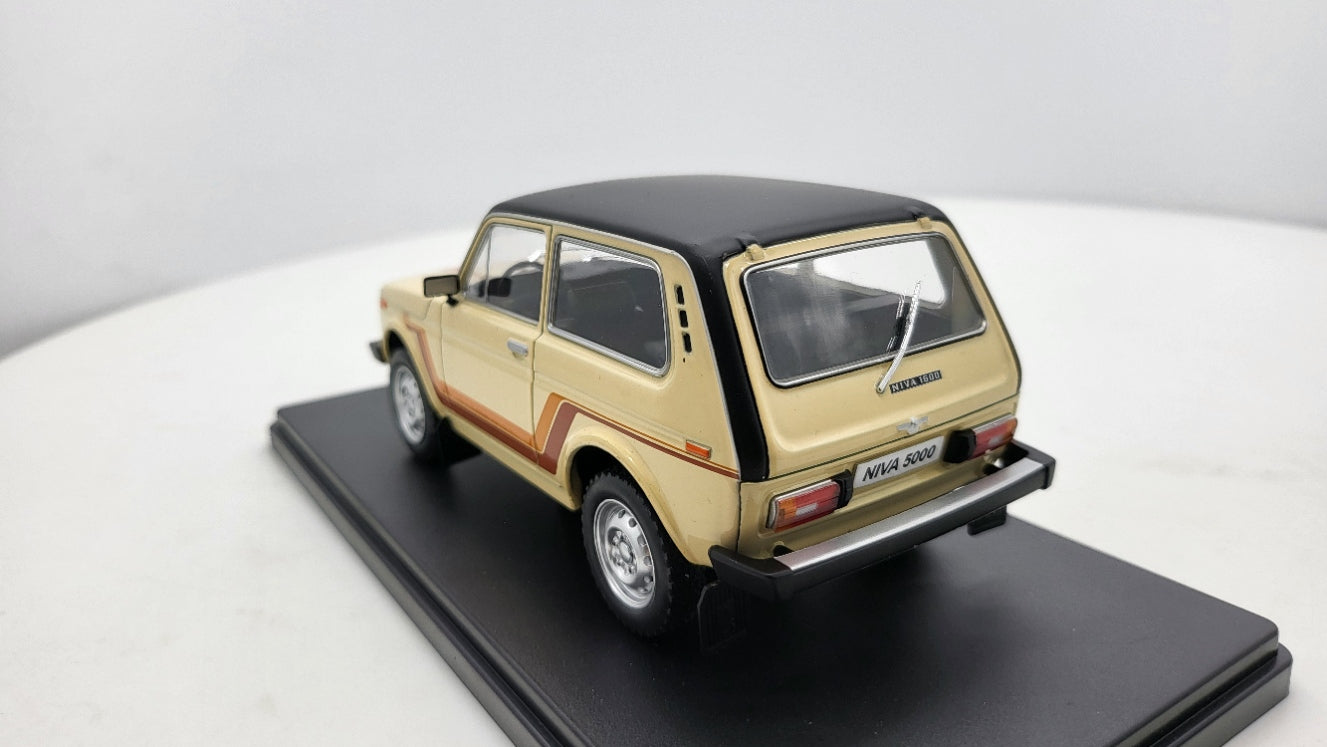 WhiteBox Lada Niva 5000 Beige 1980 - Schaal 1:24