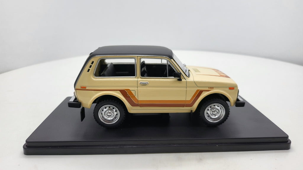 WhiteBox Lada Niva 5000 Beige 1980 - Schaal 1:24