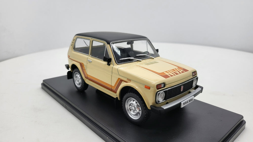 WhiteBox Lada Niva 5000 Beige 1980 - Schaal 1:24